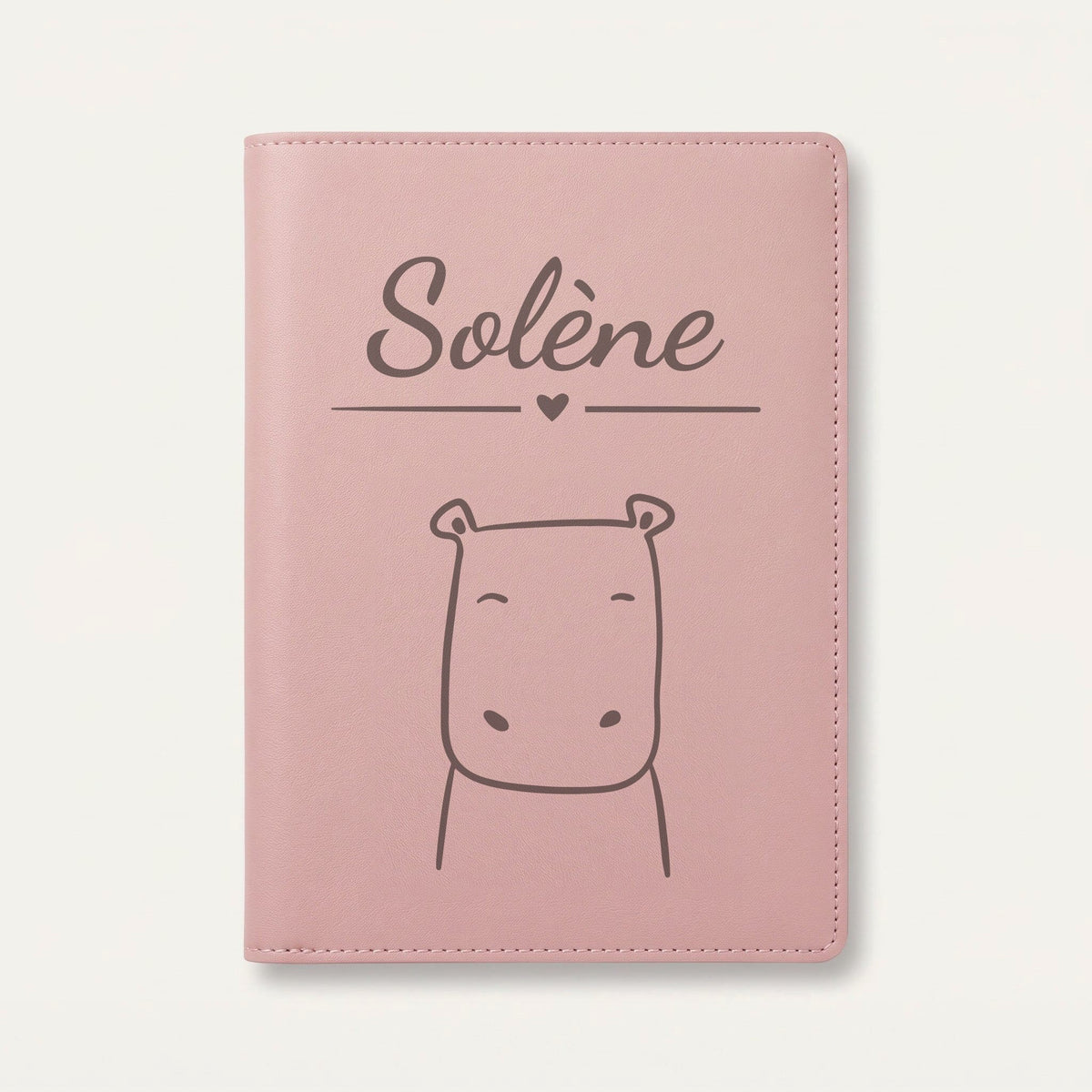 Protège carnet de santé bébé personnalisé – Hippopotame souriant — Rose dragée — gravure « Solène »