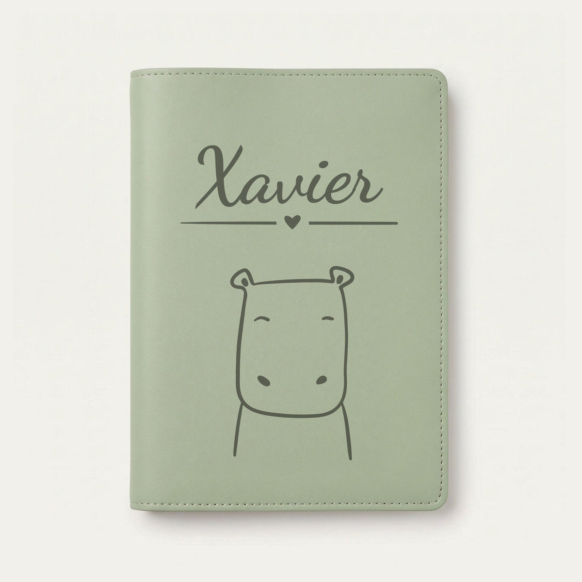 Protège carnet de santé bébé personnalisé – Hippopotame souriant — Vert sauge — gravure « Xavier »