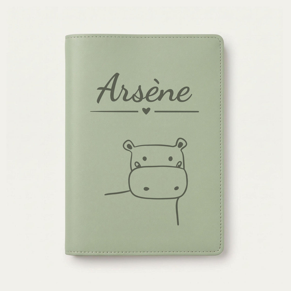 Protège carnet de santé bébé personnalisé – Hippopotame — Vert sauge — gravure « Arsène »