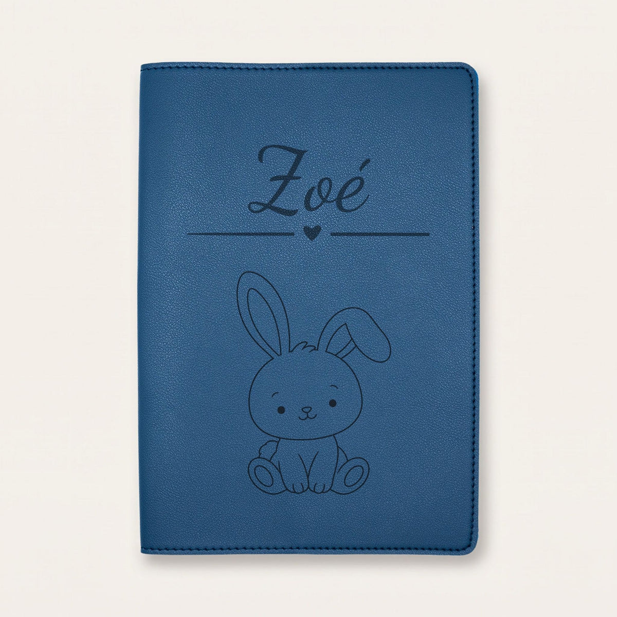 Protège carnet de santé bébé personnalisé – Lapin — Bleu nuit — gravure « Zoé »
