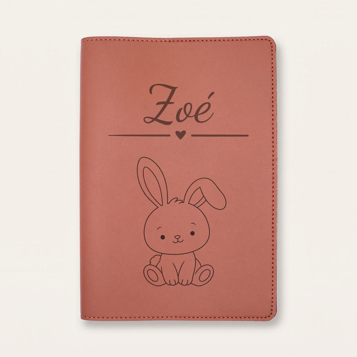 Protège carnet de santé bébé personnalisé – Lapin — Chocolat — gravure « Zoé »