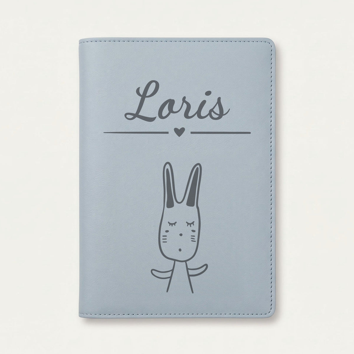 Protège carnet de santé bébé personnalisé – Lapin aux grandes oreilles — Bleu nuage — gravure « Loris »