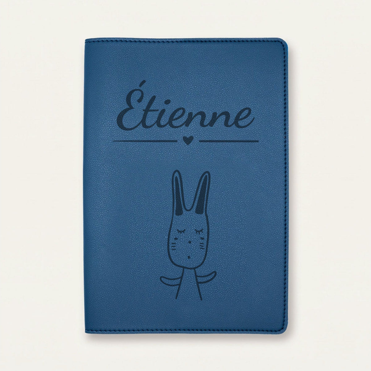 Protège carnet de santé bébé personnalisé – Lapin aux grandes oreilles — Bleu nuit — gravure « Étienne »