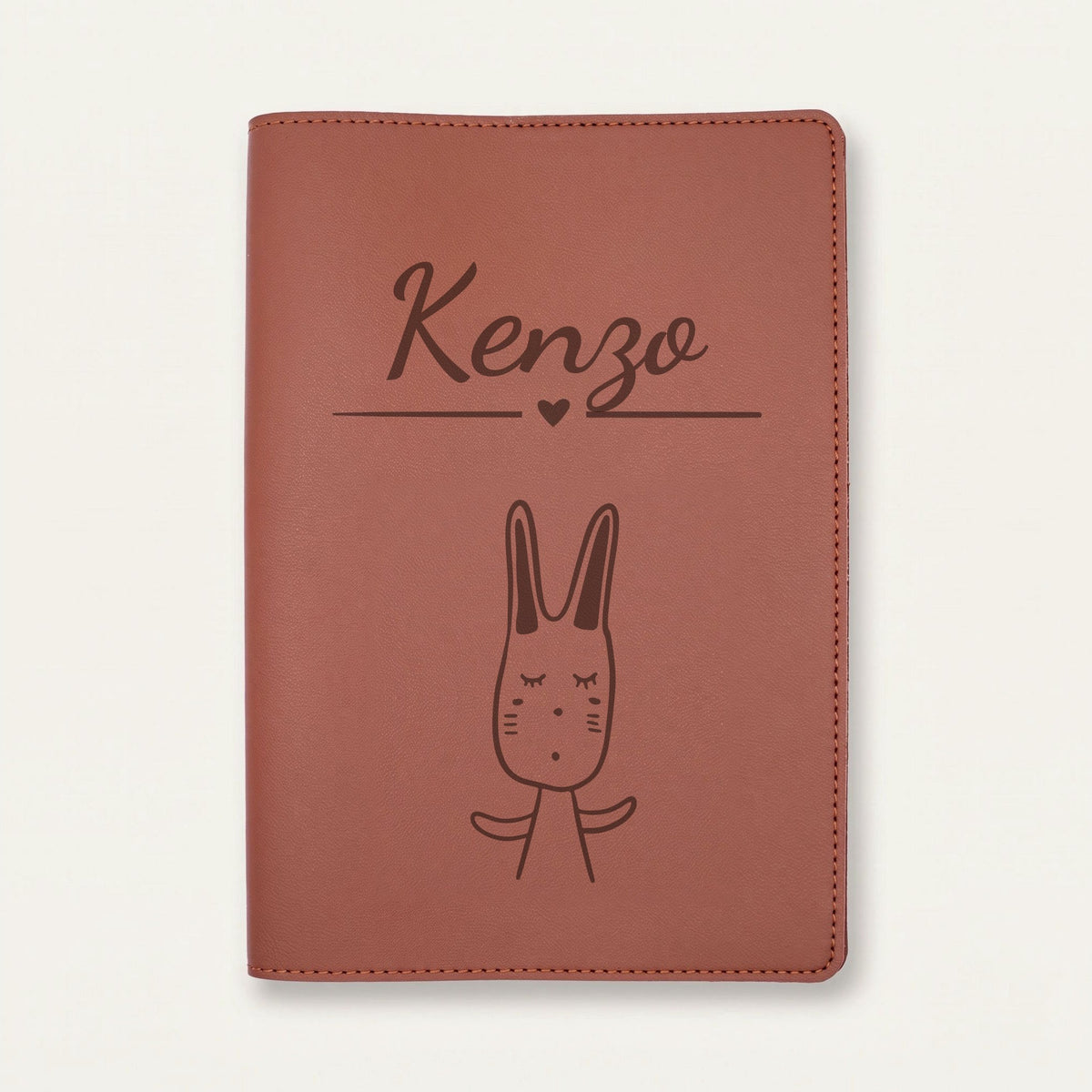 Protège carnet de santé bébé personnalisé – Lapin aux grandes oreilles — Chocolat — gravure « Kenzo »