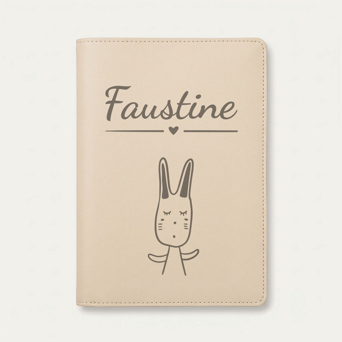 Protège carnet de santé bébé personnalisé – Lapin aux grandes oreilles — Crème vanille — gravure « Faustine »