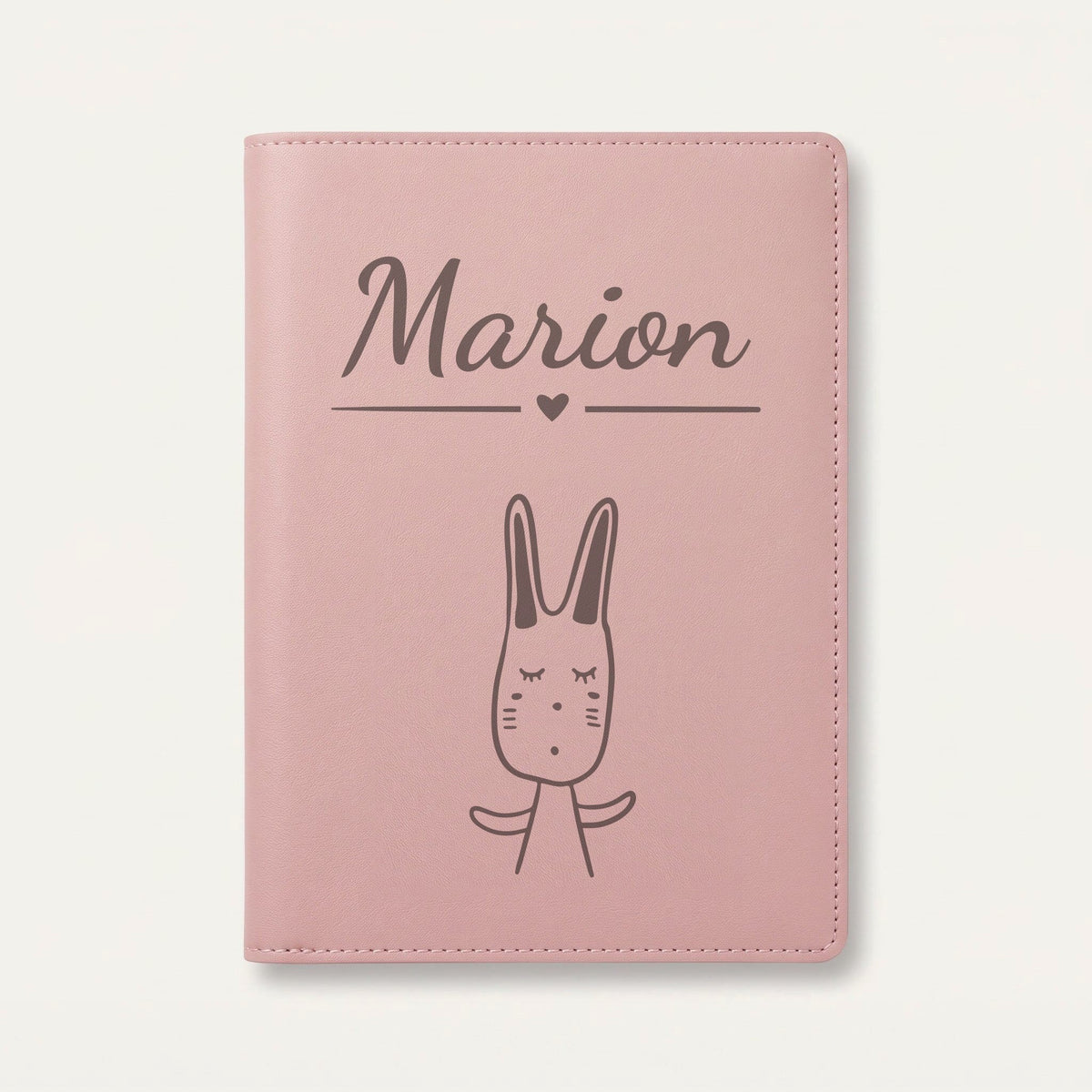 Protège carnet de santé bébé personnalisé – Lapin aux grandes oreilles — Rose dragée — gravure « Marion »