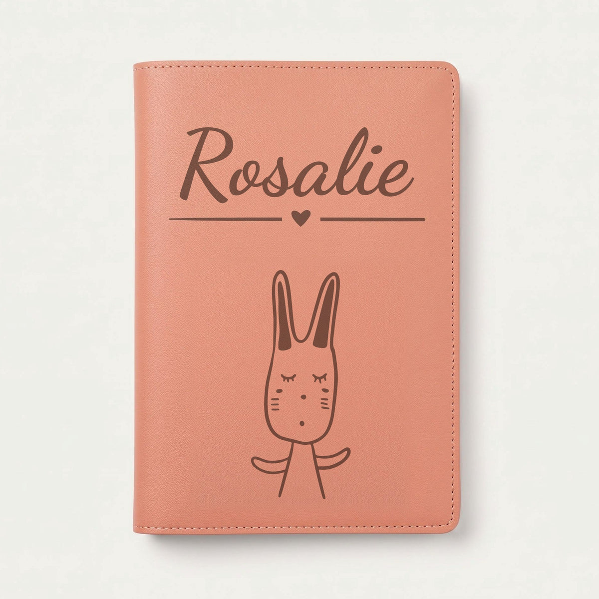 Protège carnet de santé bébé personnalisé – Lapin aux grandes oreilles — Terracotta — gravure « Rosalie »