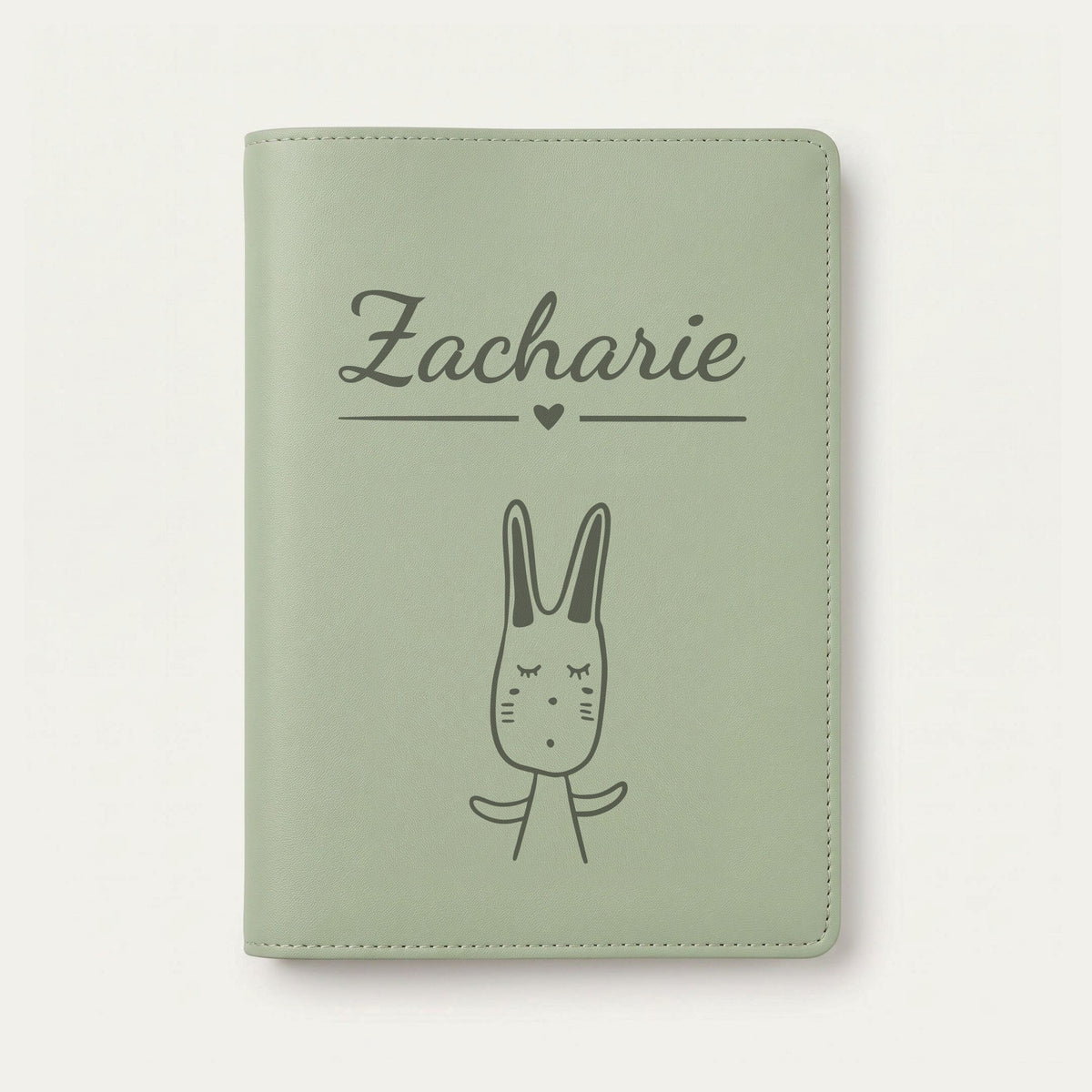 Protège carnet de santé bébé personnalisé – Lapin aux grandes oreilles — Vert sauge — gravure « Zacharie »