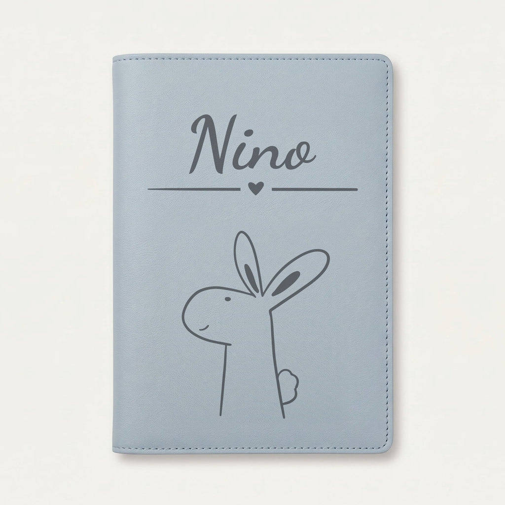 Protège carnet de santé bébé personnalisé – Lapin de profil — Bleu nuage — gravure « Nino »