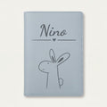 Protège carnet de santé bébé personnalisé – Lapin de profil — Bleu nuage — gravure « Nino »