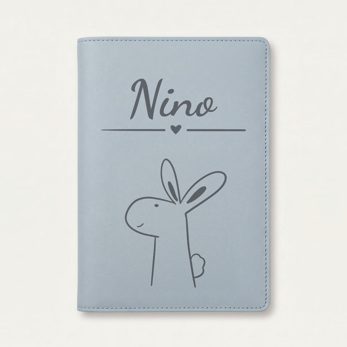 Protège carnet de santé bébé personnalisé – Lapin de profil — Bleu nuage — gravure « Nino »