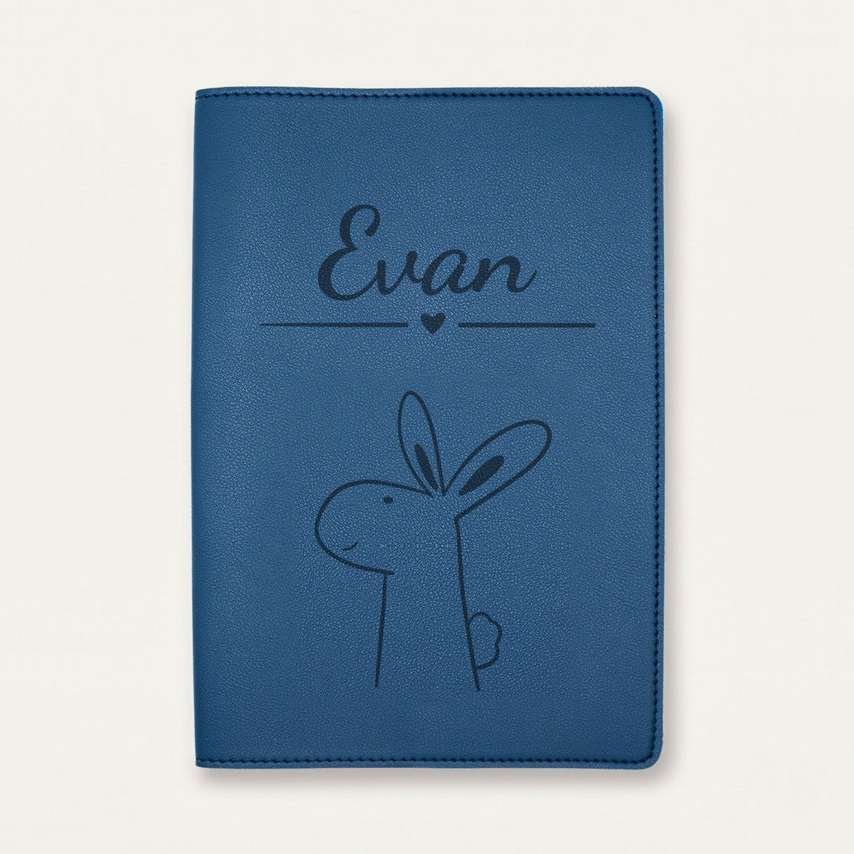 Protège carnet de santé bébé personnalisé – Lapin de profil — Bleu nuit — gravure « Evan »
