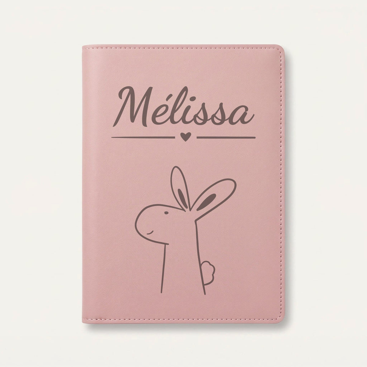 Protège carnet de santé bébé personnalisé – Lapin de profil — Rose dragée — gravure « Mélissa »