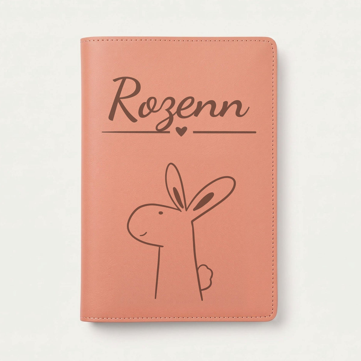 Protège carnet de santé bébé personnalisé – Lapin de profil — Terracotta — gravure « Rozenn »