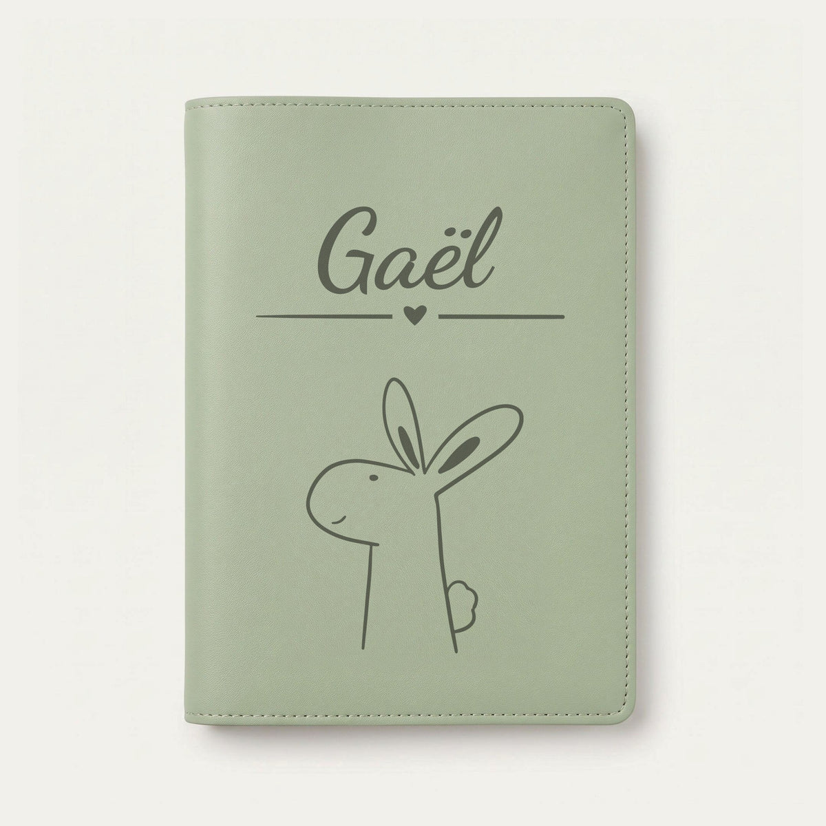 Protège carnet de santé bébé personnalisé – Lapin de profil — Vert sauge — gravure « Gaël »