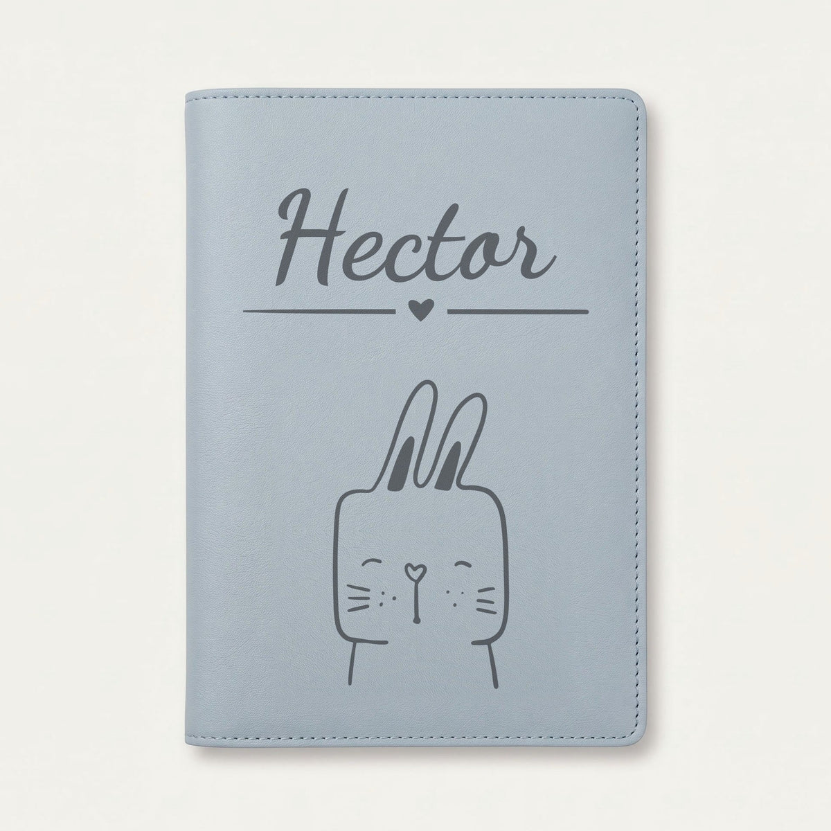 Protège carnet de santé bébé personnalisé – Lapin souriant — Bleu nuage — gravure « Hector »