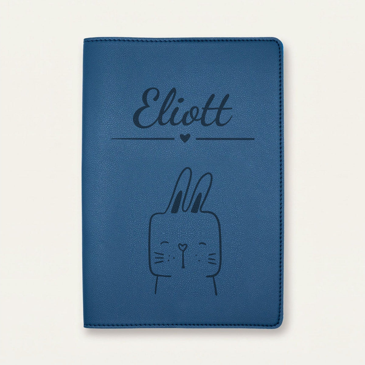 Protège carnet de santé bébé personnalisé – Lapin souriant — Bleu nuit — gravure « Eliott »