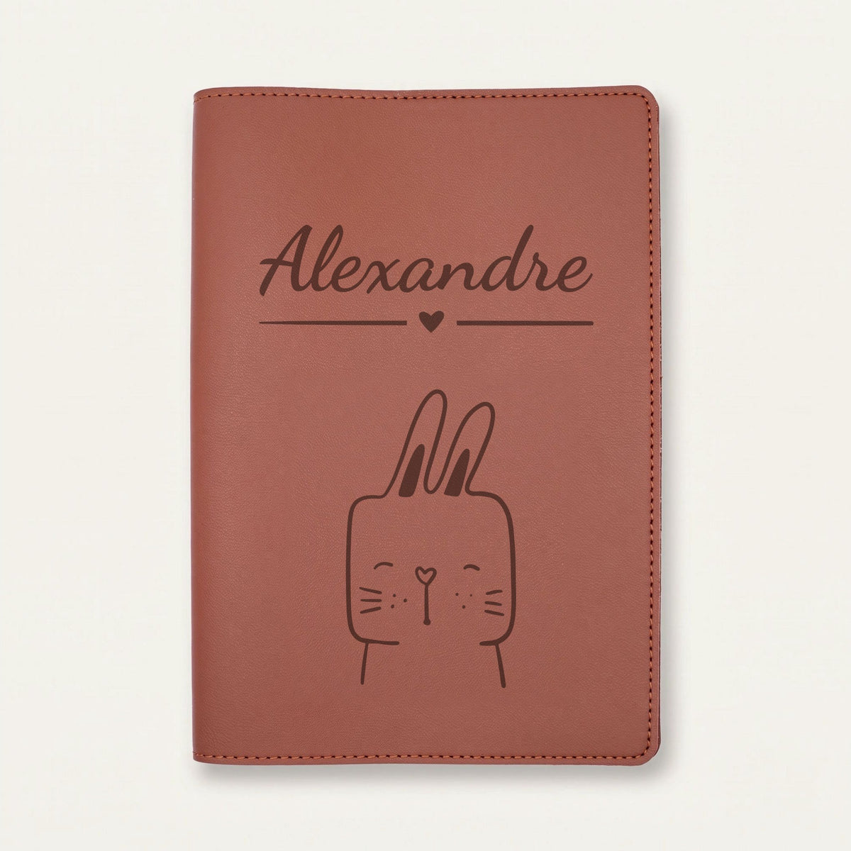 Protège carnet de santé bébé personnalisé – Lapin souriant — Chocolat — gravure « Alexandre »