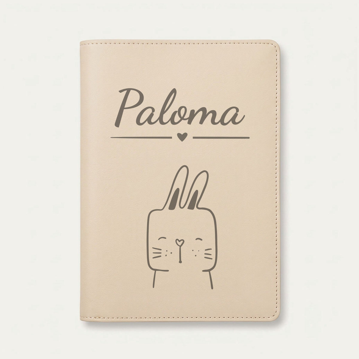 Protège carnet de santé bébé personnalisé – Lapin souriant — Crème vanille — gravure « Paloma »
