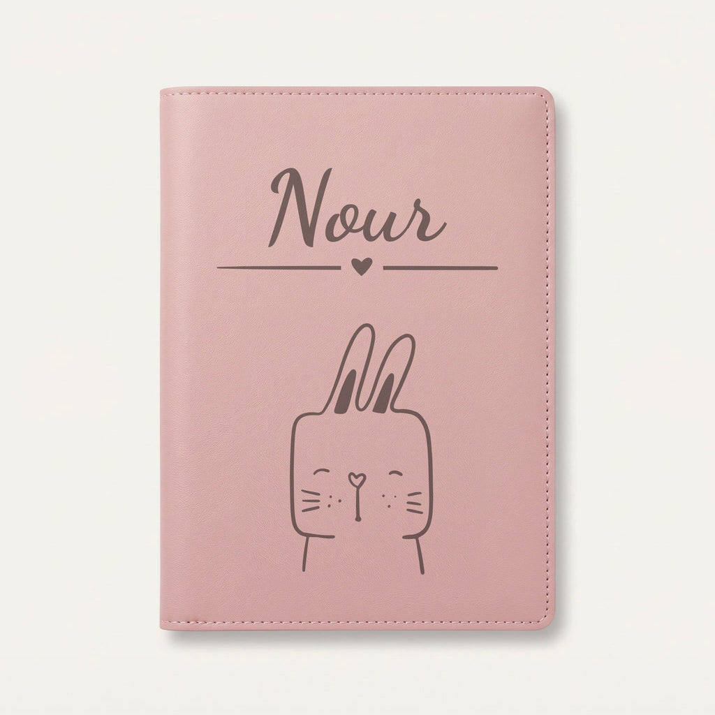 Protège carnet de santé bébé personnalisé – Lapin souriant — Rose dragée — gravure « Nour »