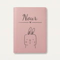 Protège carnet de santé bébé personnalisé – Lapin souriant — Rose dragée — gravure « Nour »