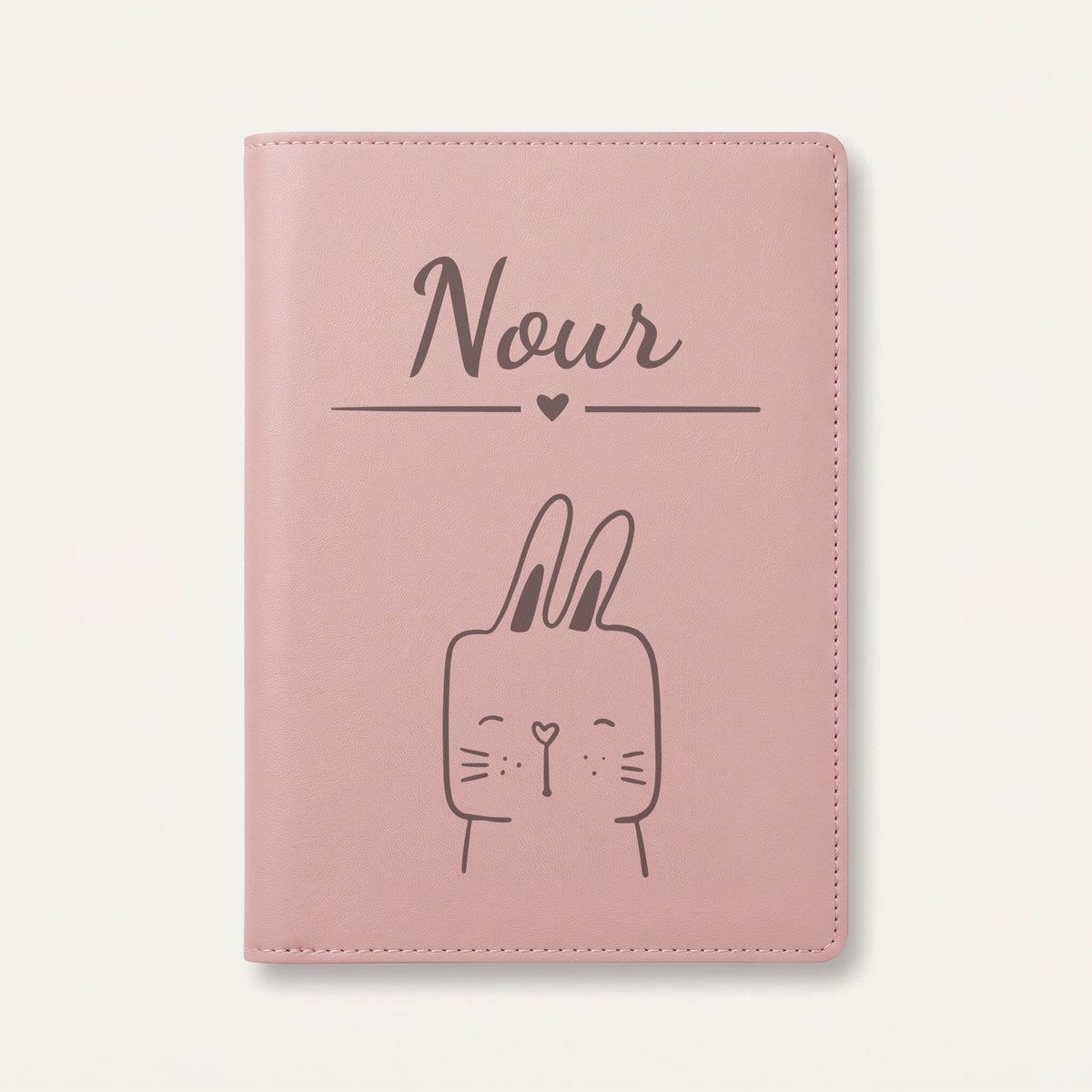 Protège carnet de santé bébé personnalisé – Lapin souriant — Rose dragée — gravure « Nour »