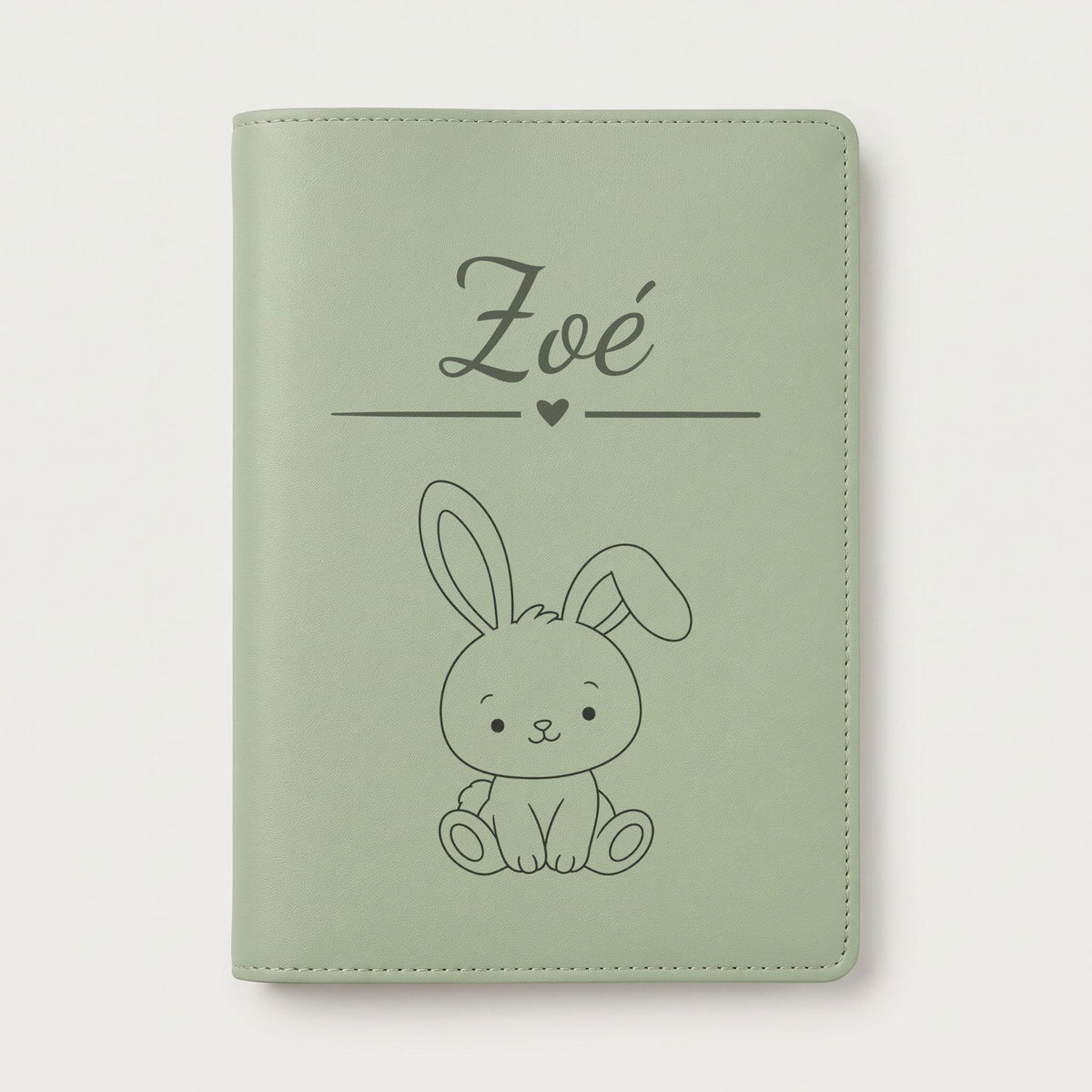 Protège carnet de santé bébé personnalisé – Lapin — Vert sauge — gravure « Zoé »