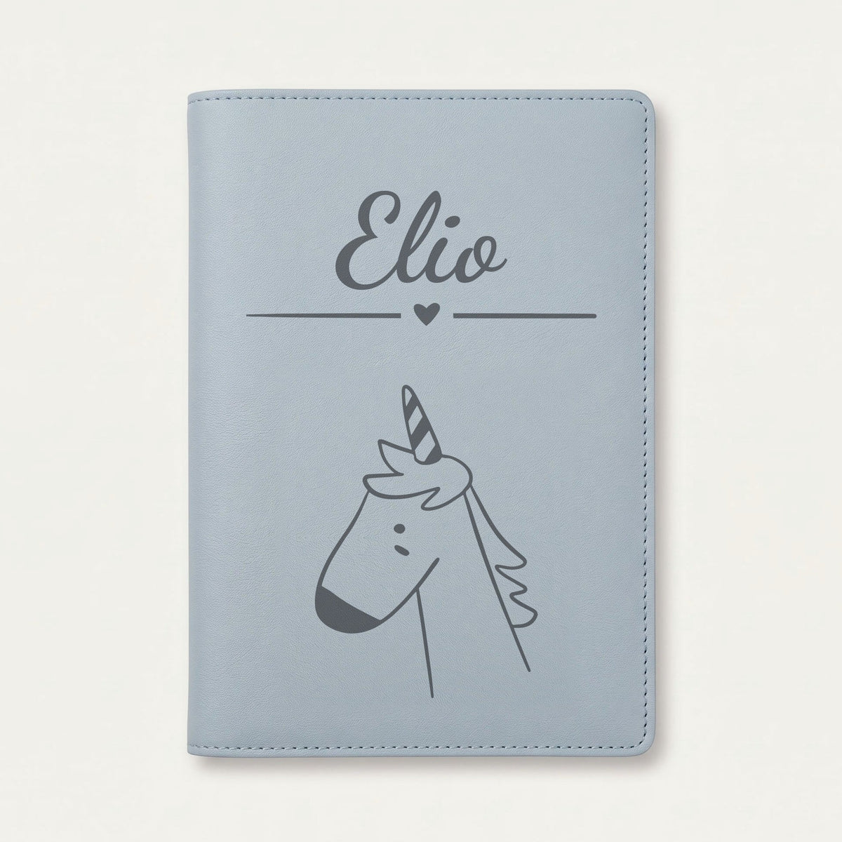 Protège carnet de santé bébé personnalisé – Licorne de profil — Bleu nuage — gravure « Elio »