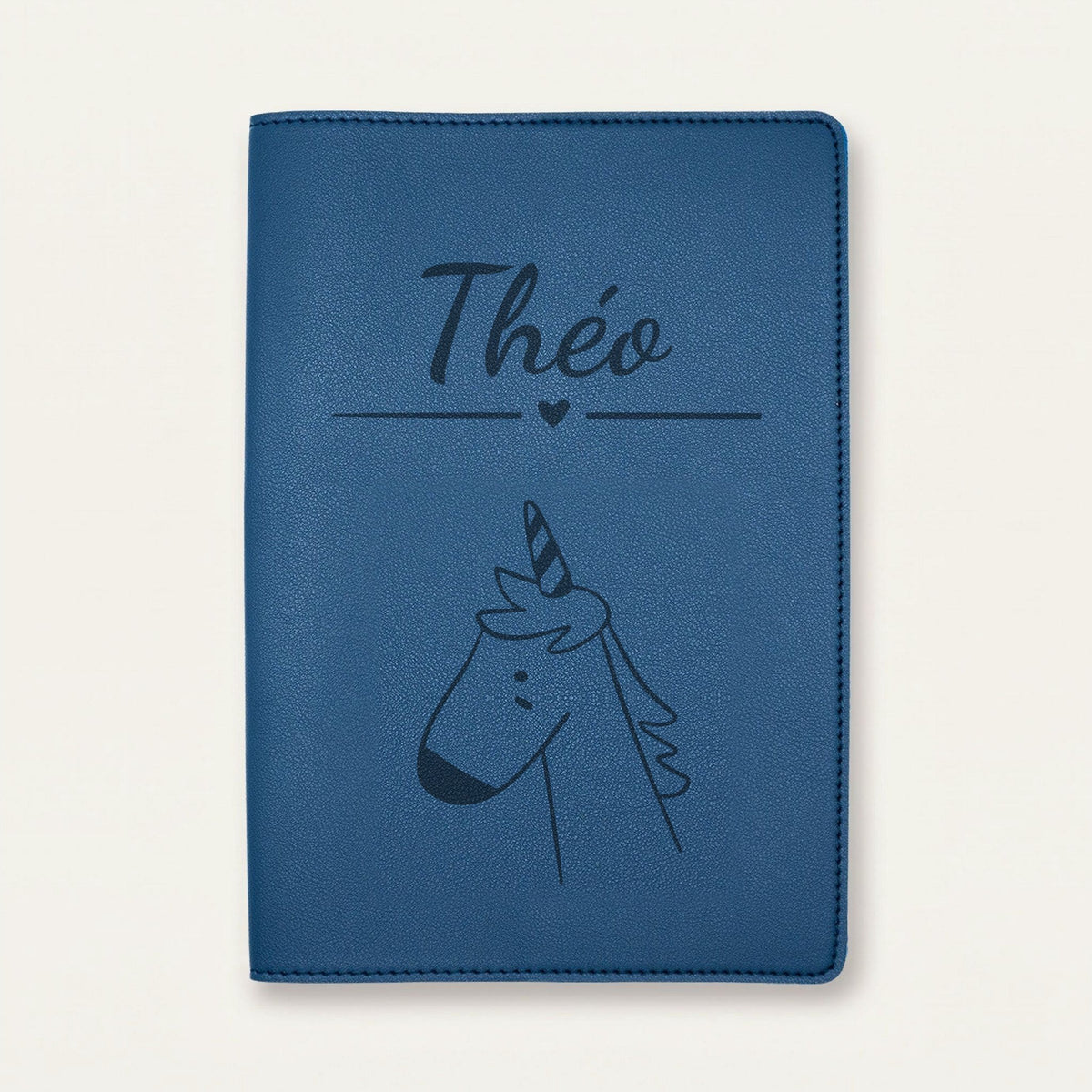 Protège carnet de santé bébé personnalisé – Licorne de profil — Bleu nuit — gravure « Théo »