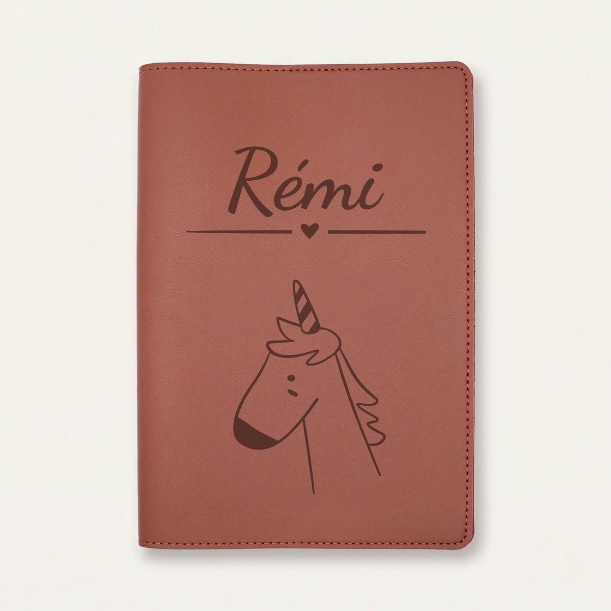 Protège carnet de santé bébé personnalisé – Licorne de profil — Chocolat — gravure « Rémi »