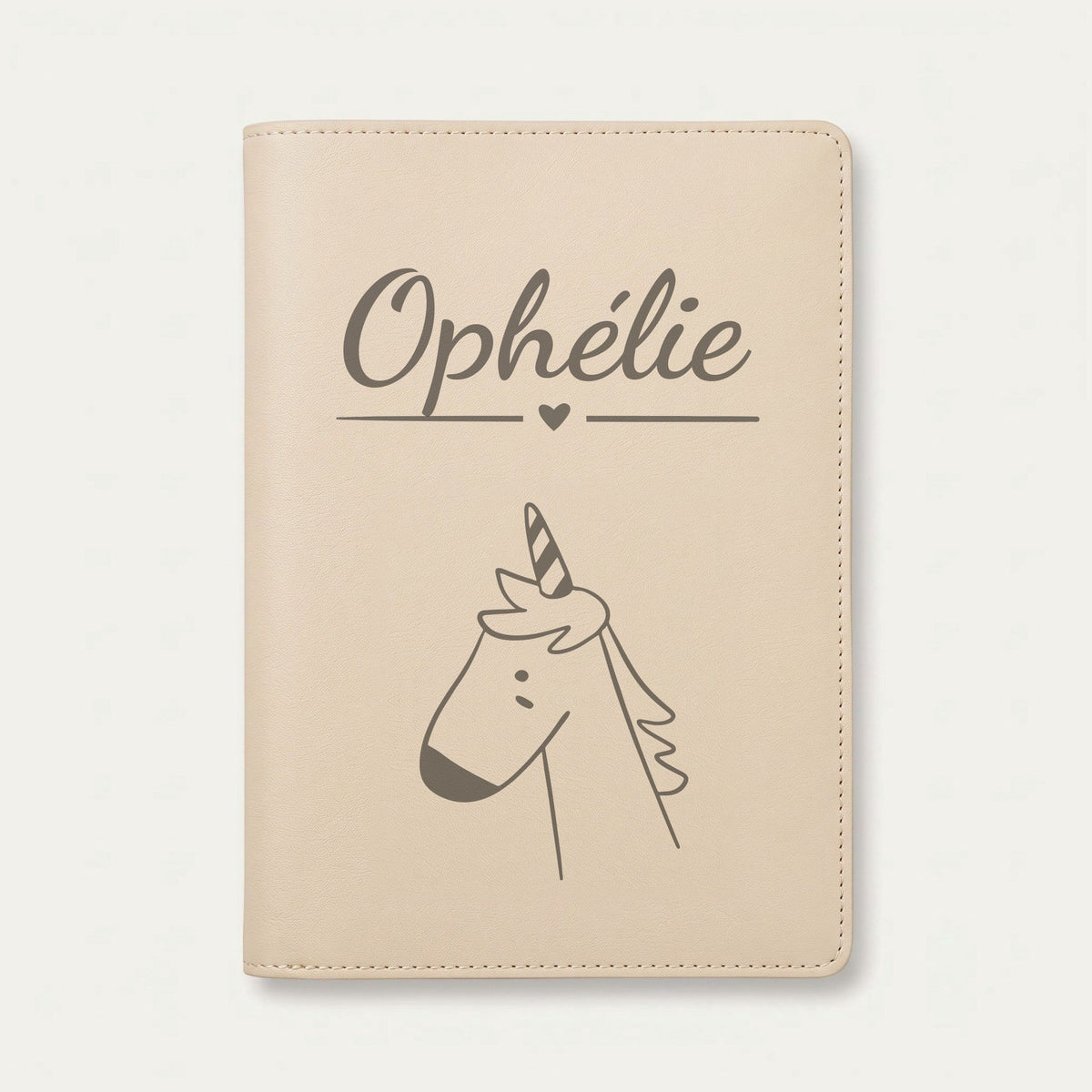 Protège carnet de santé bébé personnalisé – Licorne de profil — Crème vanille — gravure « Ophélie »