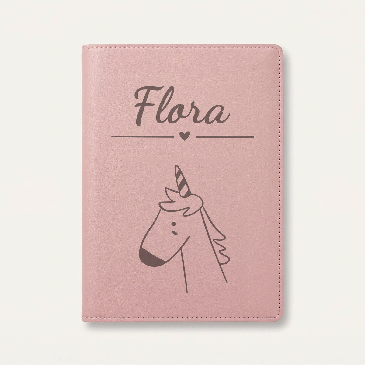 Protège carnet de santé bébé personnalisé – Licorne de profil — Rose dragée — gravure « Flora »