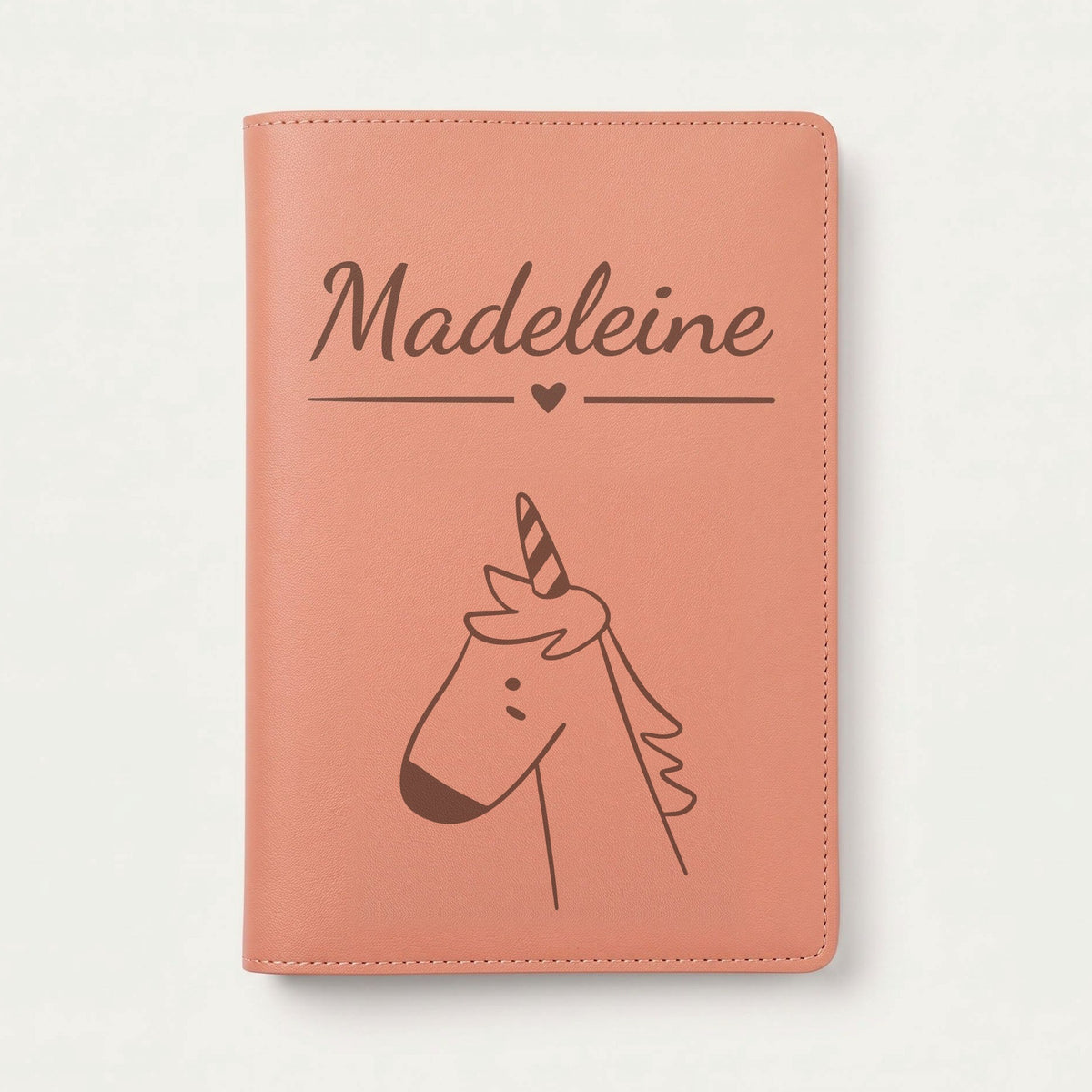 Protège carnet de santé bébé personnalisé – Licorne de profil — Terracotta — gravure « Madeleine »