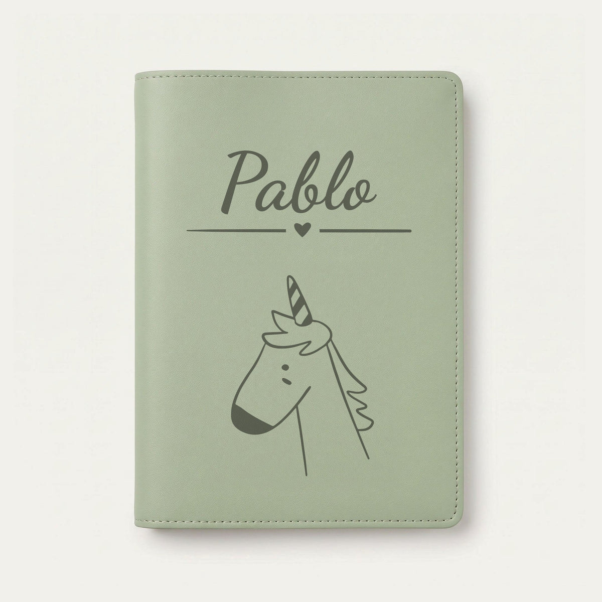 Protège carnet de santé bébé personnalisé – Licorne de profil — Vert sauge — gravure « Pablo »