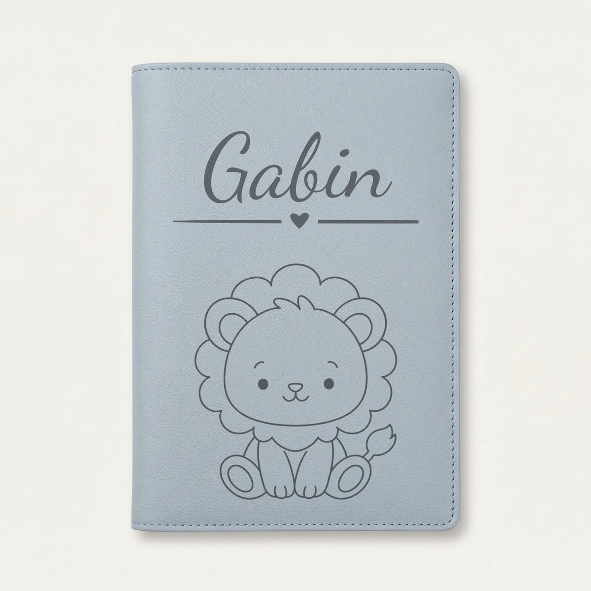 Protège carnet de santé bébé personnalisé – Lion — Bleu nuage — gravure « Gabin »
