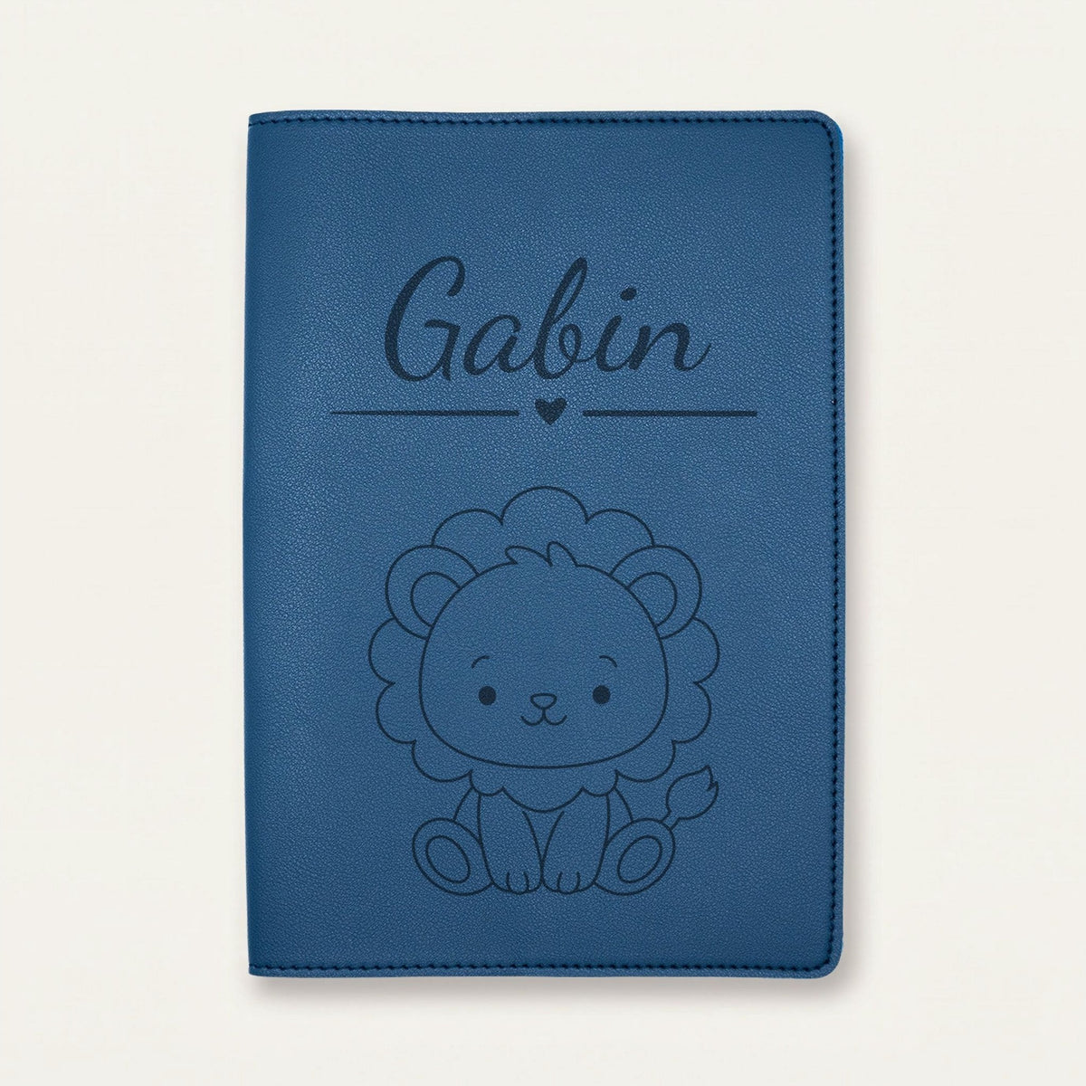 Protège carnet de santé bébé personnalisé – Lion — Bleu nuit — gravure « Gabin »