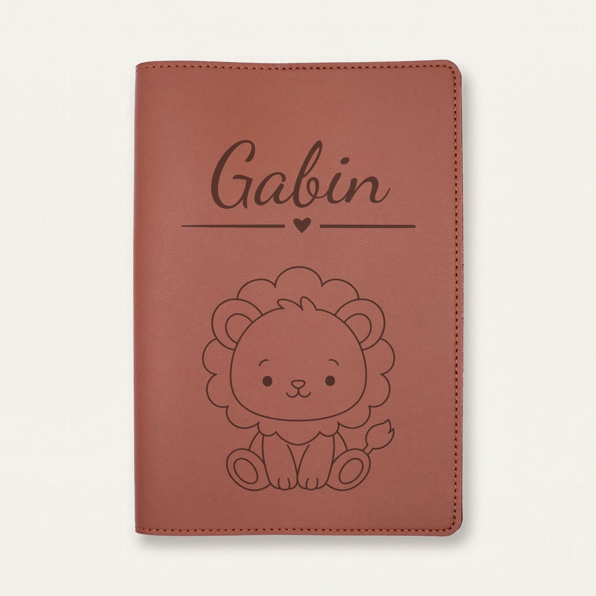 Protège carnet de santé bébé personnalisé – Lion — Chocolat — gravure « Gabin »