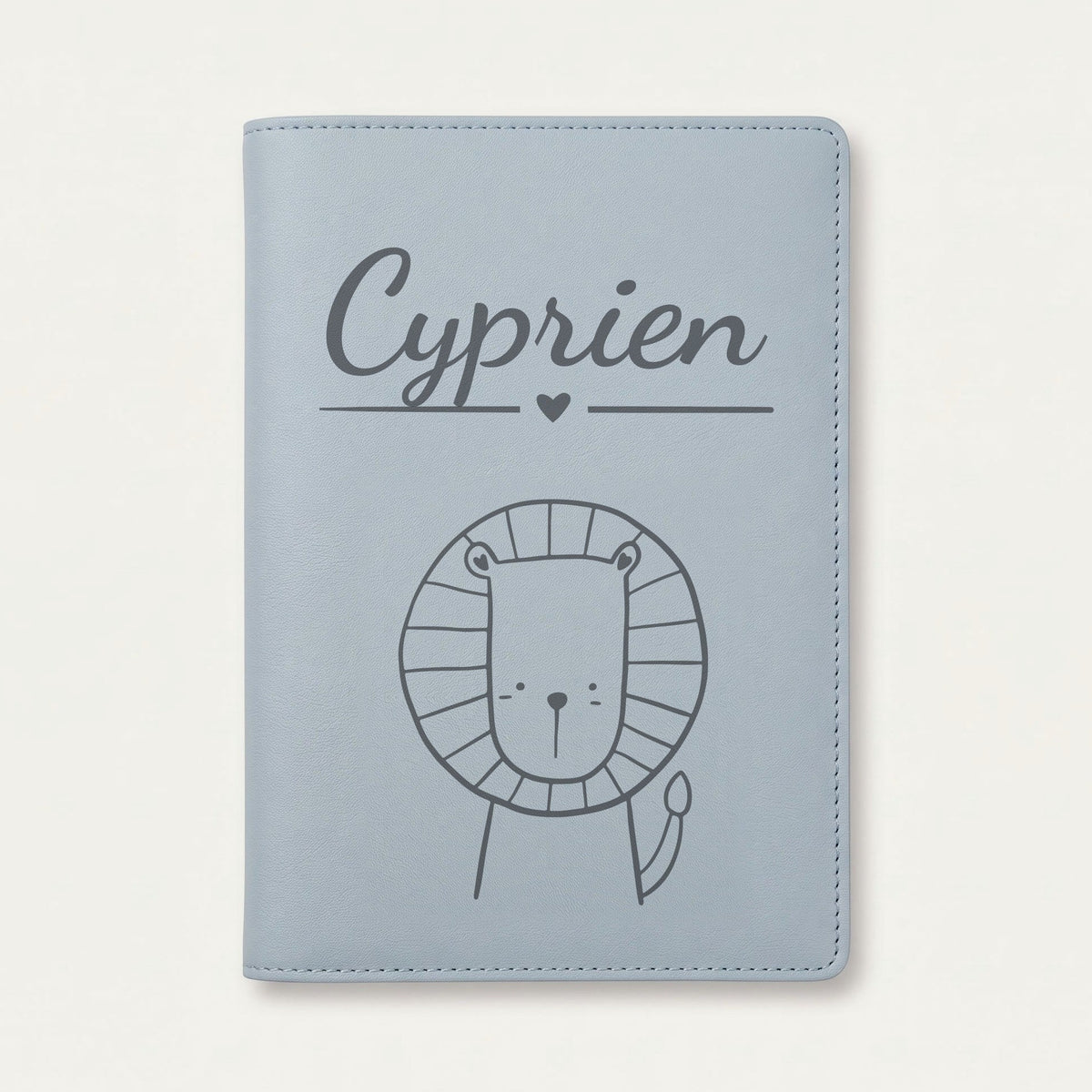 Protège carnet de santé bébé personnalisé – Lion à la crinière — Bleu nuage — gravure « Cyprien »