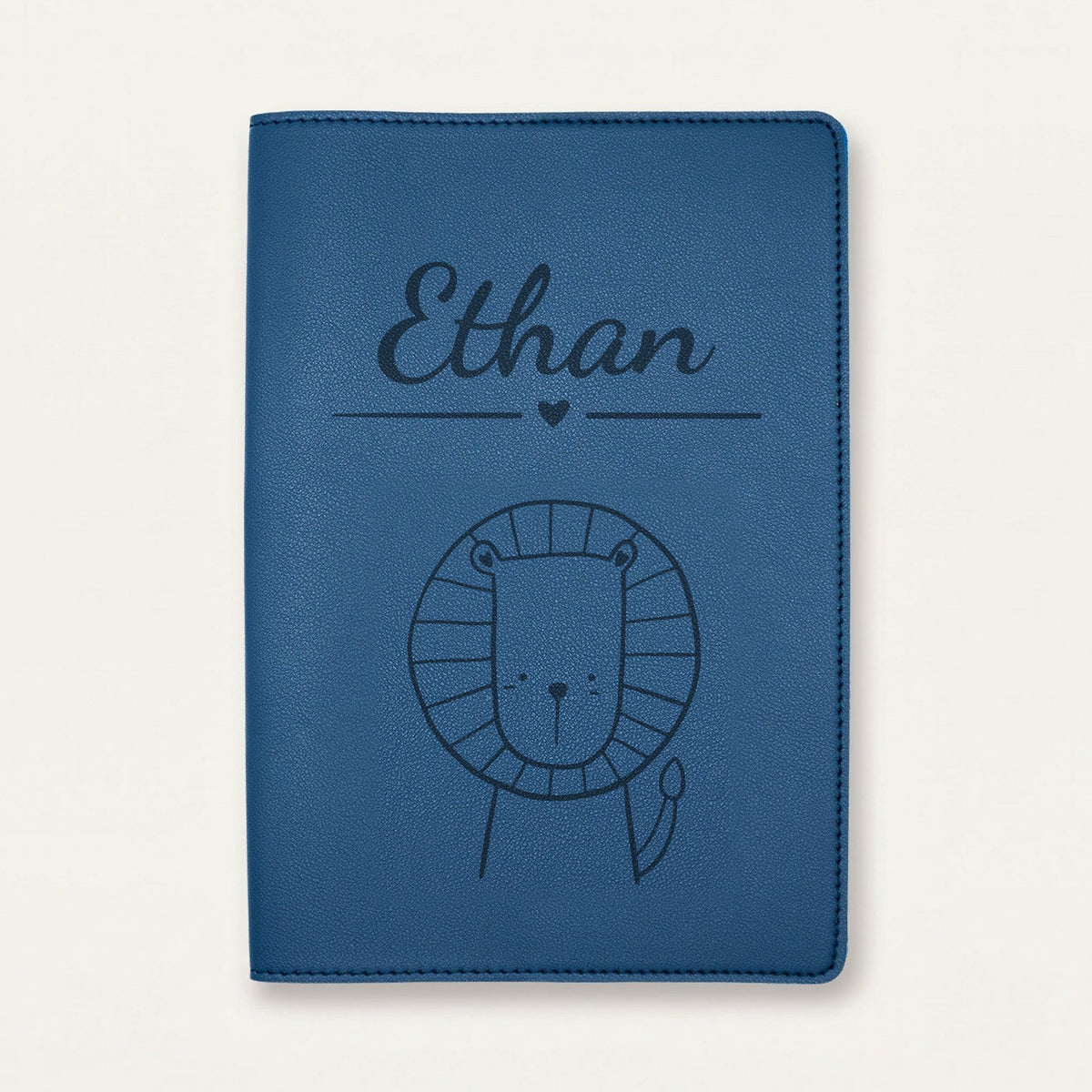 Protège carnet de santé bébé personnalisé – Lion à la crinière — Bleu nuit — gravure « Ethan »