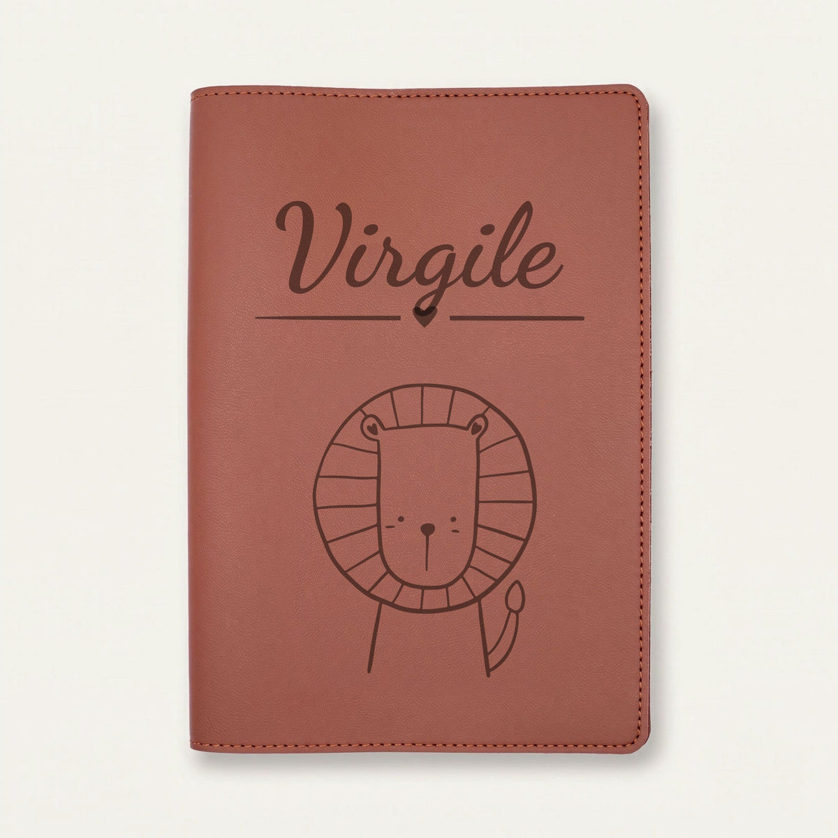 Protège carnet de santé bébé personnalisé – Lion à la crinière — Chocolat — gravure « Virgile »