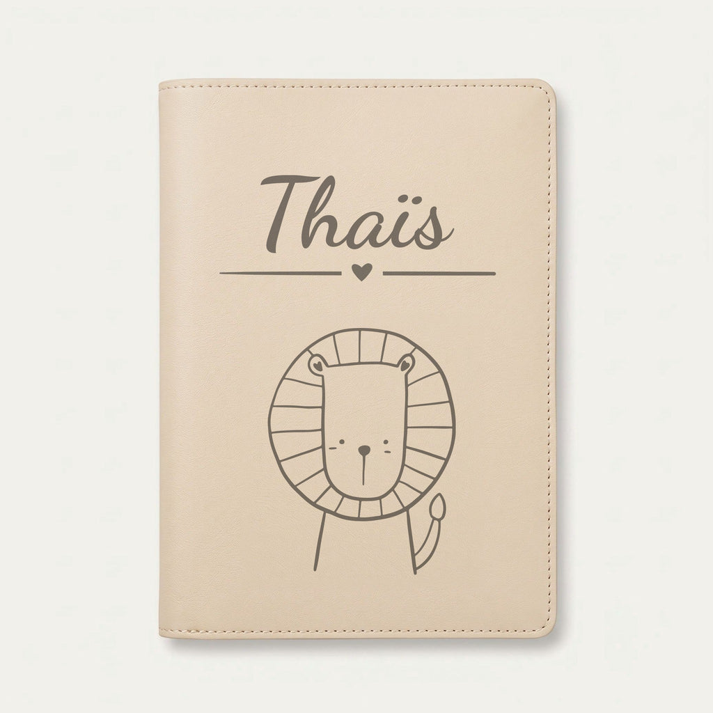 Protège carnet de santé bébé personnalisé – Lion à la crinière — Crème vanille — gravure « Thaïs »