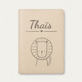 Protège carnet de santé bébé personnalisé – Lion à la crinière — Crème vanille — gravure « Thaïs »