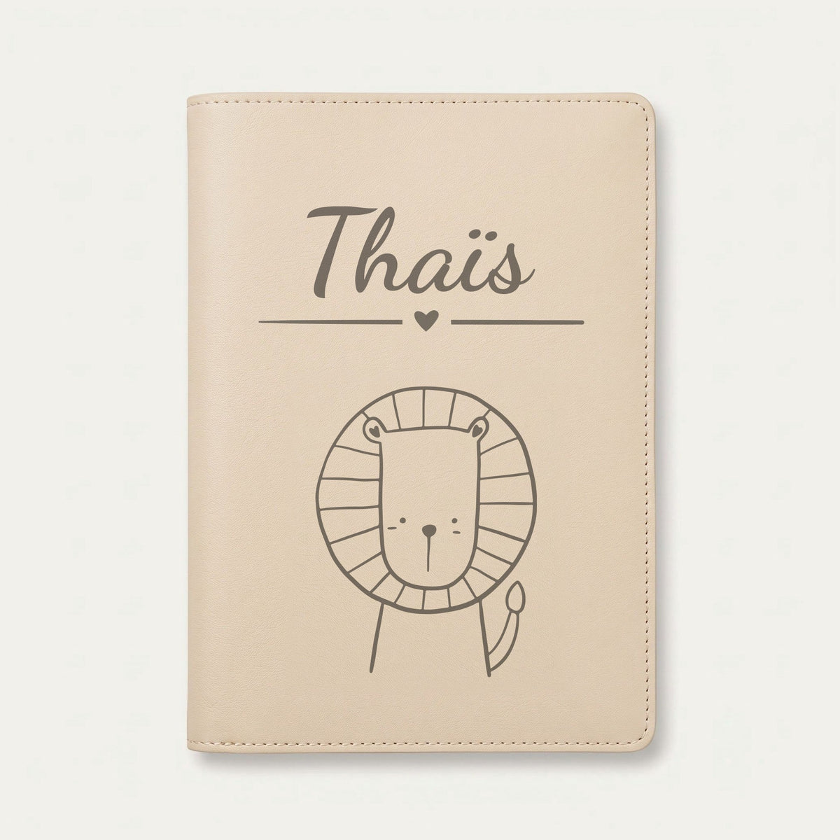Protège carnet de santé bébé personnalisé – Lion à la crinière — Crème vanille — gravure « Thaïs »