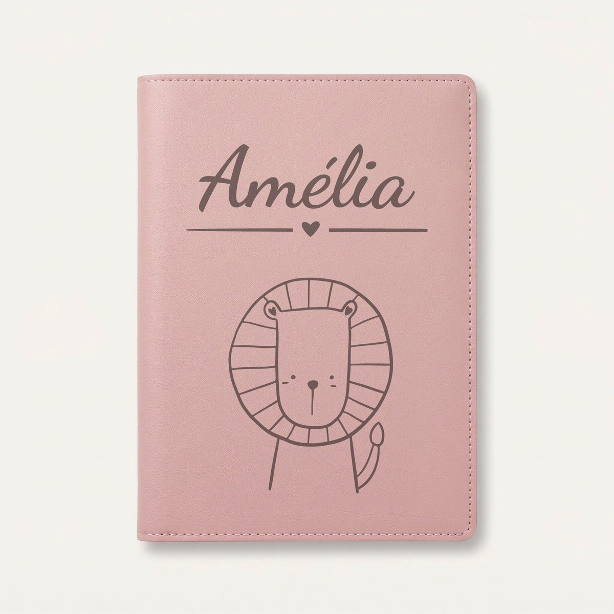 Protège carnet de santé bébé personnalisé – Lion à la crinière — Rose dragée — gravure « Amélia »