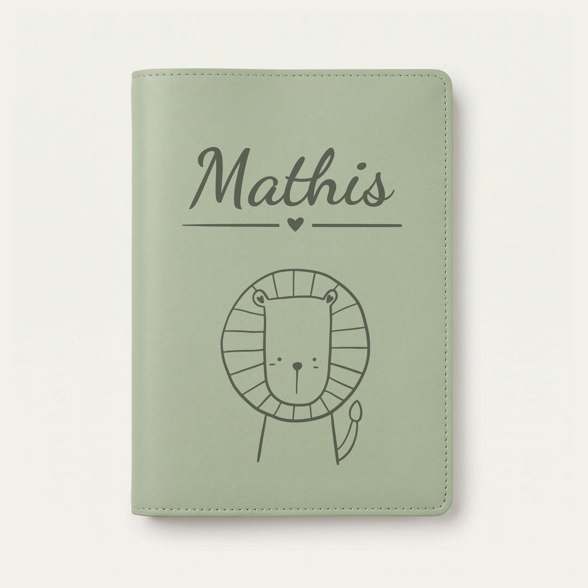 Protège carnet de santé bébé personnalisé – Lion à la crinière — Vert sauge — gravure « Mathis »