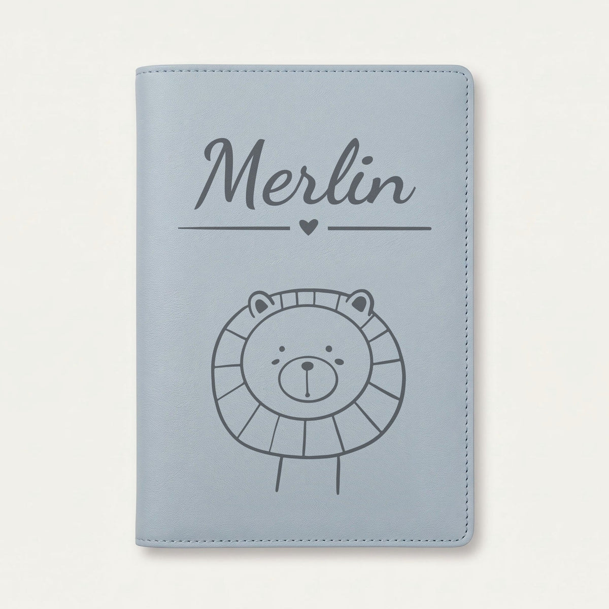 Protège carnet de santé bébé personnalisé – Lion tout rond — Bleu nuage — gravure « Merlin »