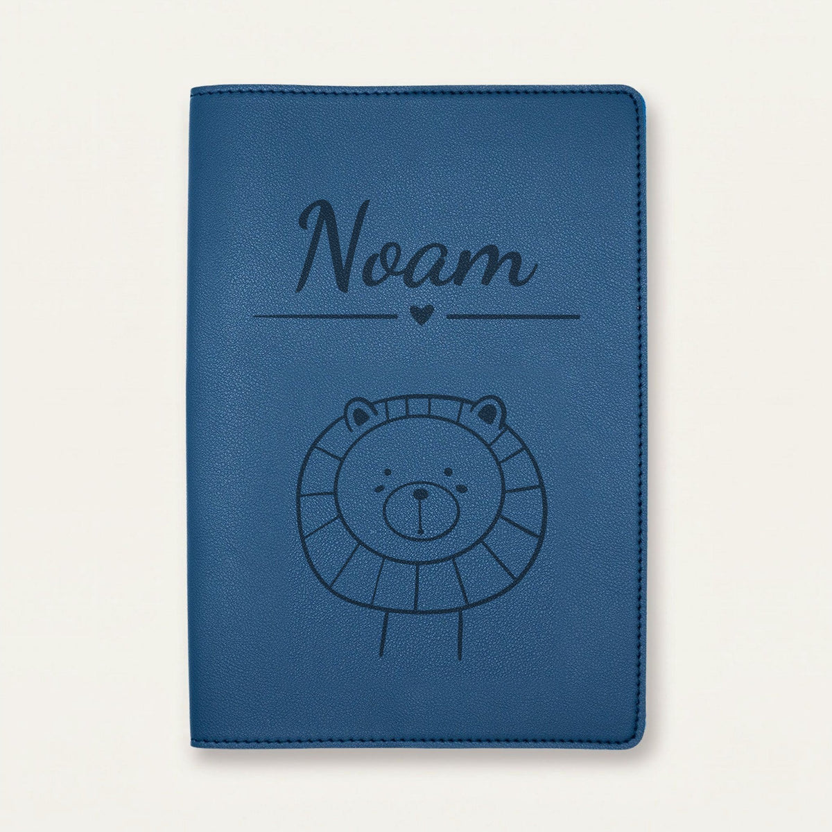 Protège carnet de santé bébé personnalisé – Lion tout rond — Bleu nuit — gravure « Noam »