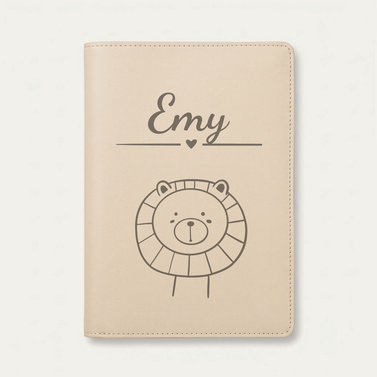 Protège carnet de santé bébé personnalisé – Lion tout rond — Crème vanille — gravure « Emy »