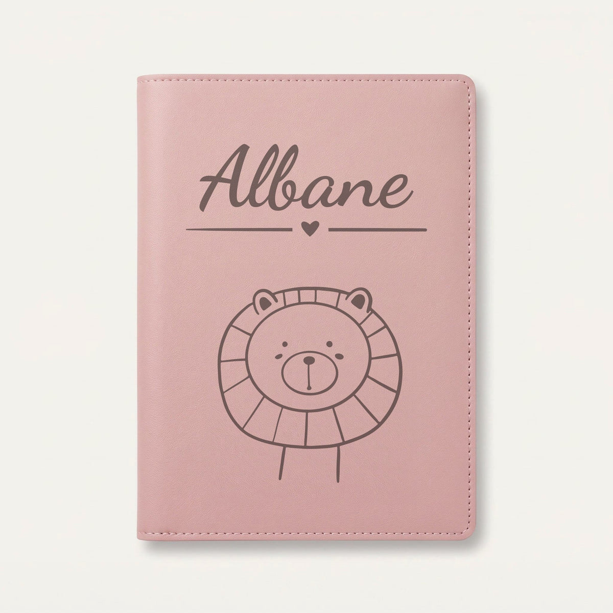 Protège carnet de santé bébé personnalisé – Lion tout rond — Rose dragée — gravure « Albane »