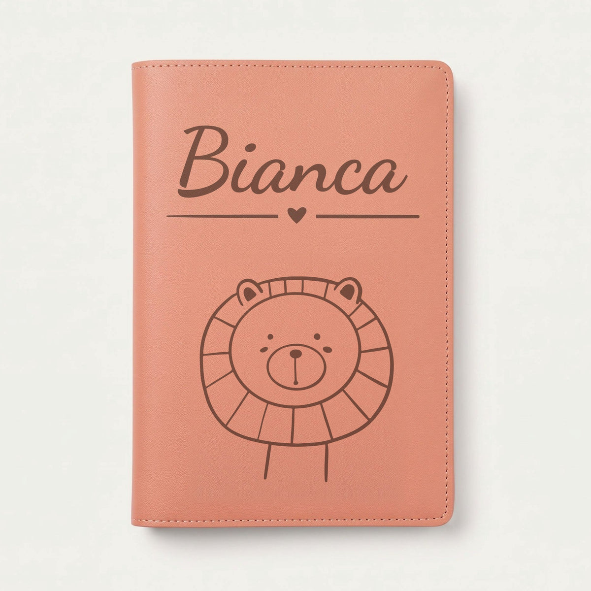 Protège carnet de santé bébé personnalisé – Lion tout rond — Terracotta — gravure « Bianca »
